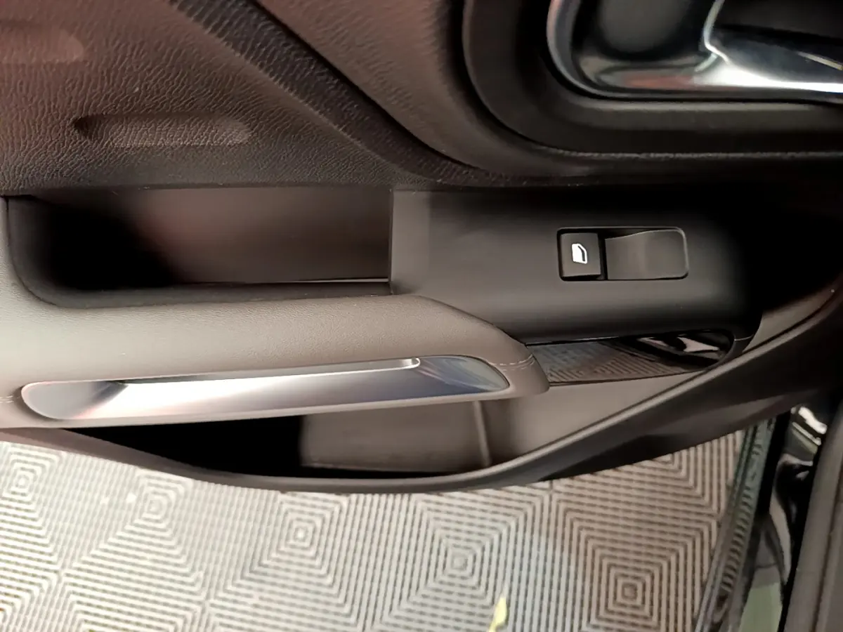 Poignée de porte intérieure côté gauche en cuir noir avec bouton de commande de vitre sur Citroën C5 Aircross noir.