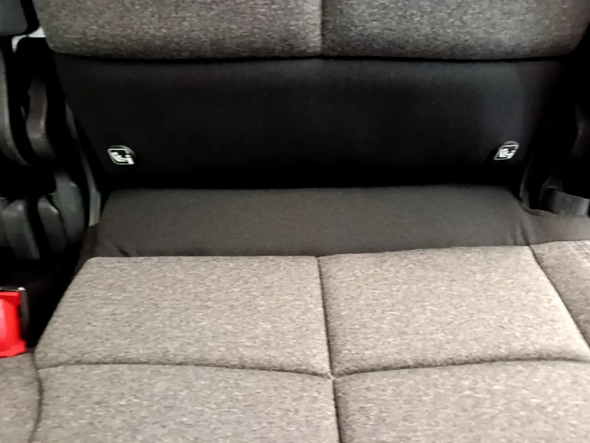 Détail des sièges arrière gris et noir du Citroën C5 Aircross 2020 avec fixation Isofix visible sur l'assise.