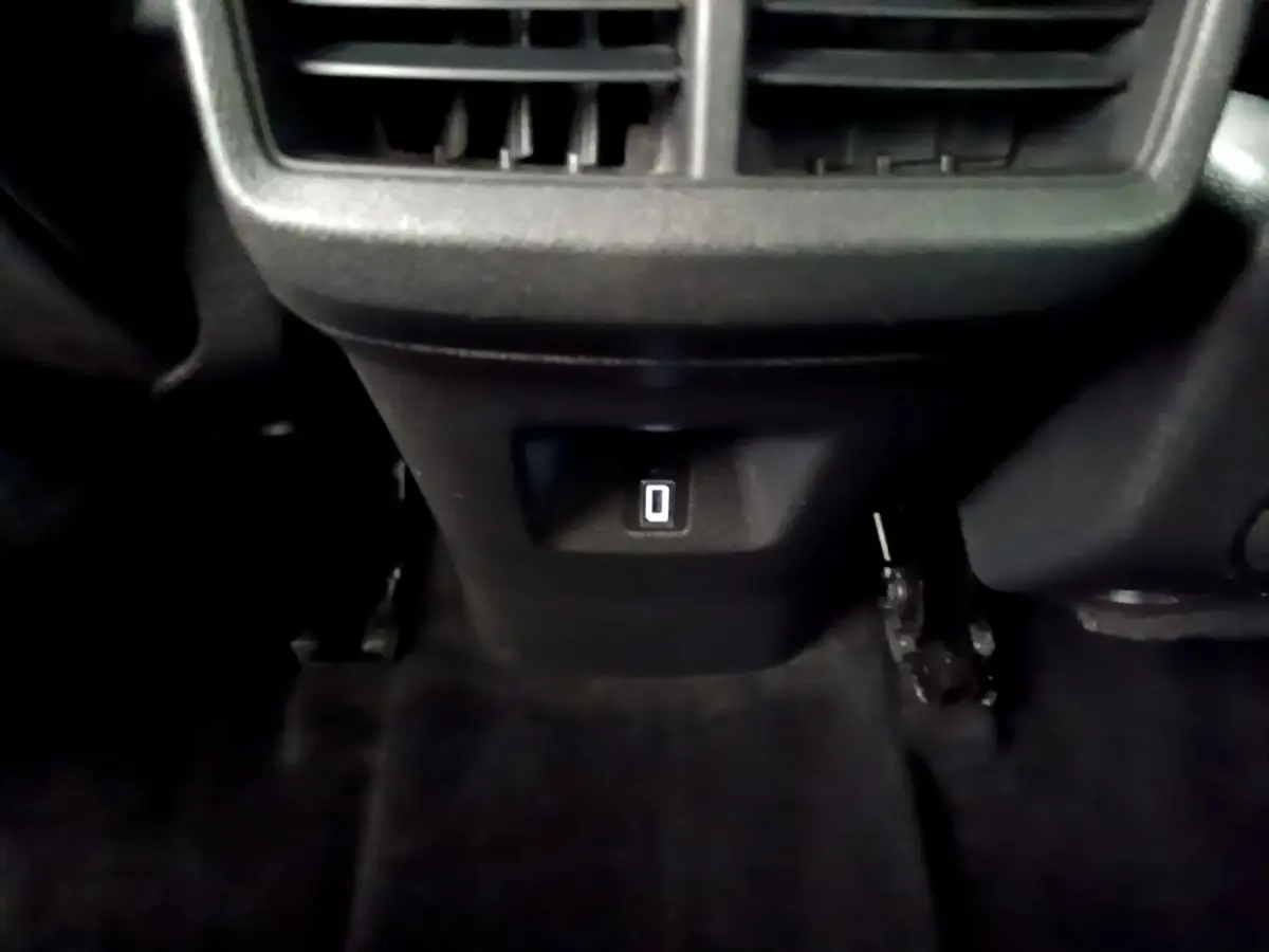 Détail du bouton de commande de la ventilation arrière dans l'habitacle noir du Citroën C5 Aircross 2020.