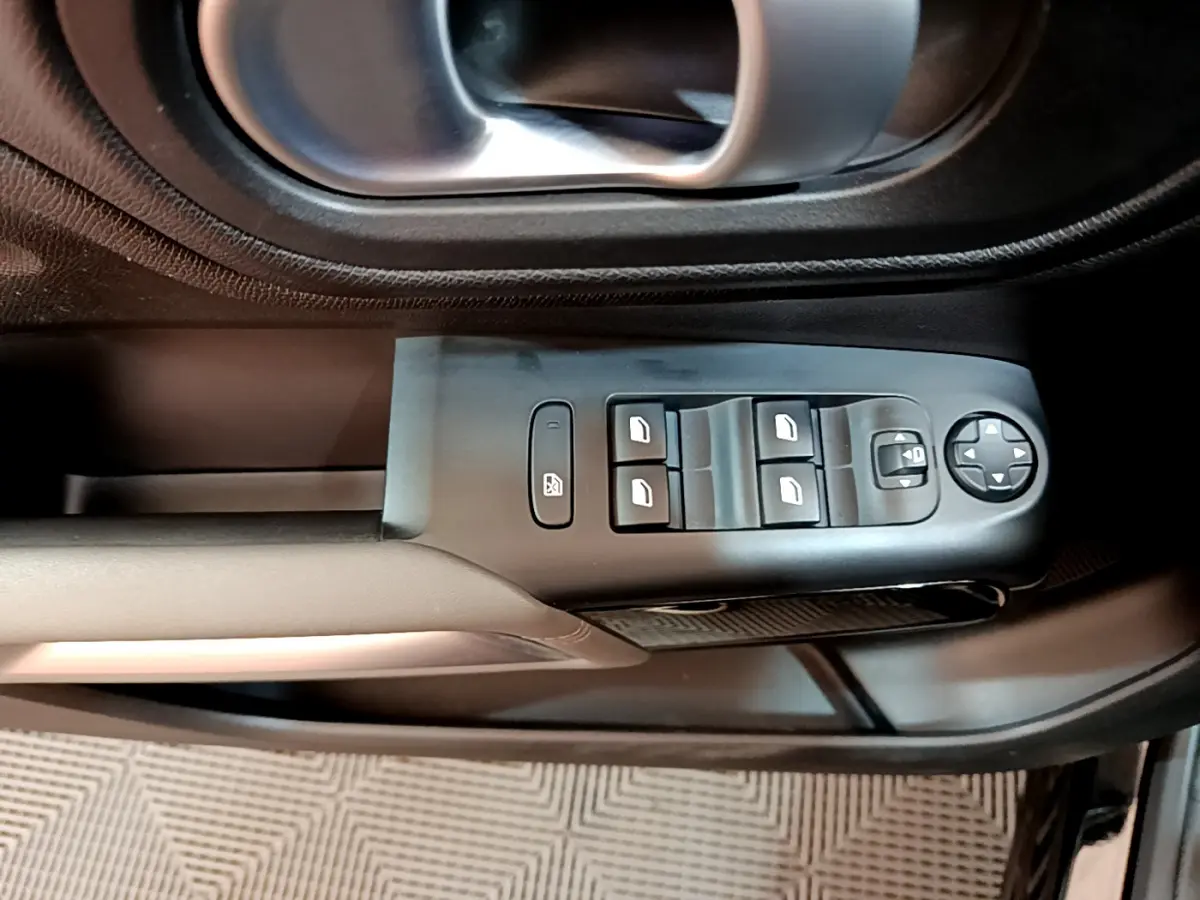 Commande des vitres et rétroviseurs côté gauche noir à l'intérieur du Citroën C5 Aircross 2020.