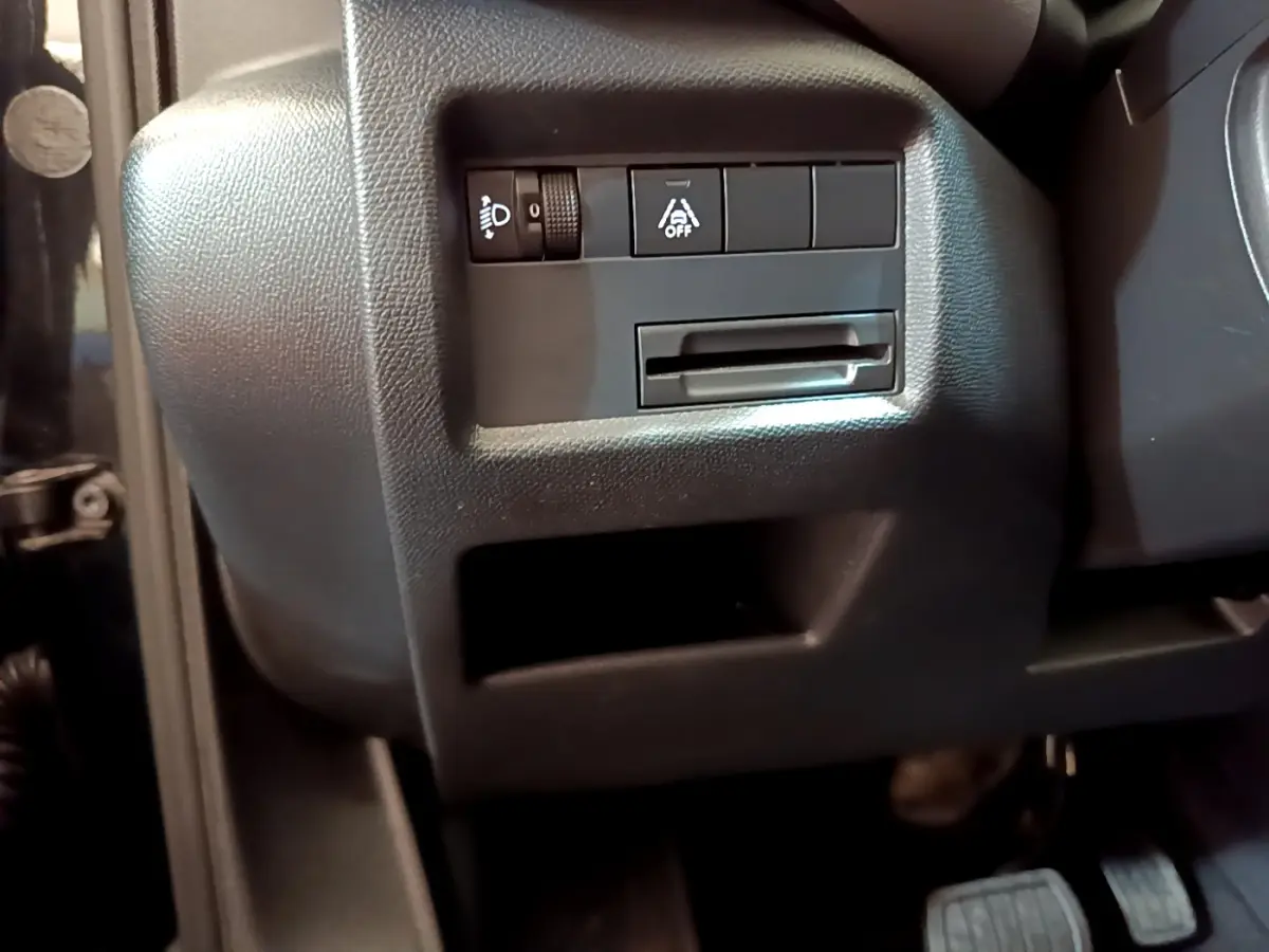 Vue rapprochée du tableau de bord côté gauche du Citroën C5 Aircross noir, montrant les commandes d'éclairage et d'assistance.