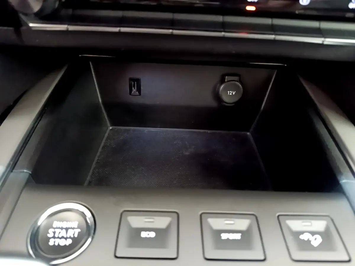 Gros plan sur la console centrale noire du Citroën C5 Aircross 2020 avec bouton démarrage et prise 12V visible.