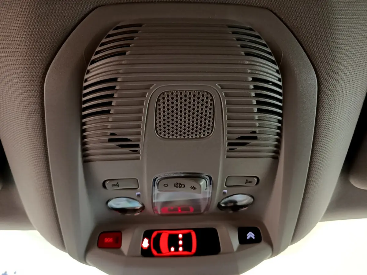 Vue en gros plan du plafonnier gris avec commandes et affichage d'alerte rouge dans un Citroën C5 Aircross noir 2020