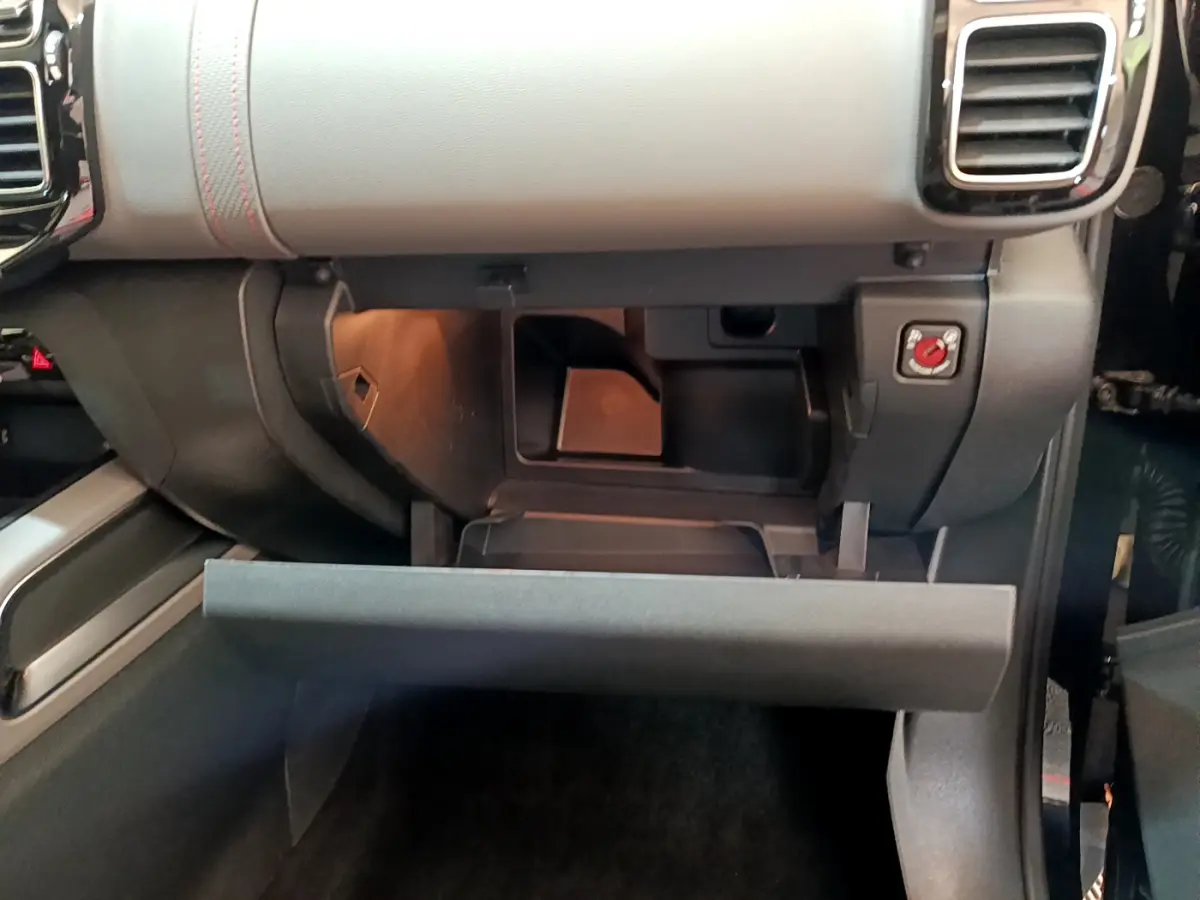 Intérieur noir du coffre à gants ouvert du Citroën C5 Aircross BlueHDi 130, vue côté passager avant.
