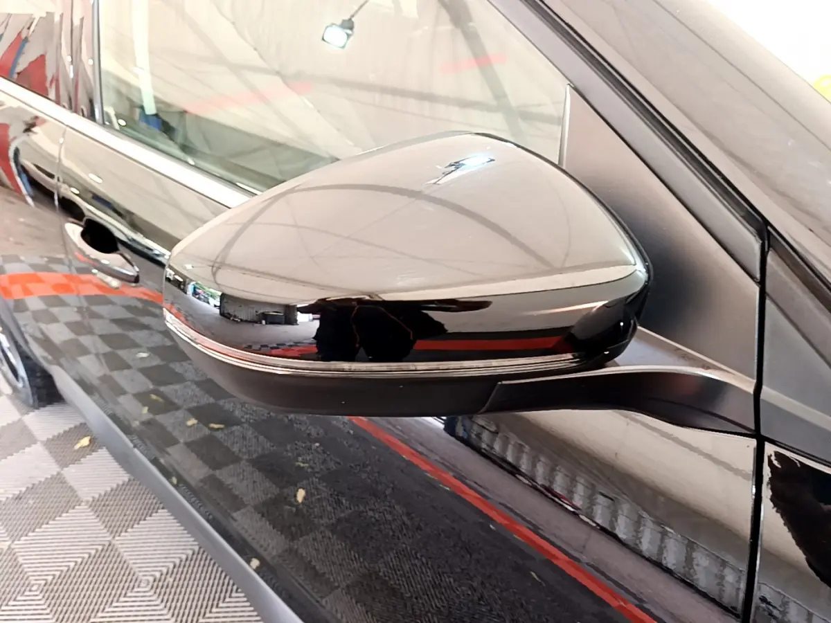 Rétroviseur droit noir brillant avec clignotant intégré sur Citroën C5 Aircross 2020 côté conducteur.