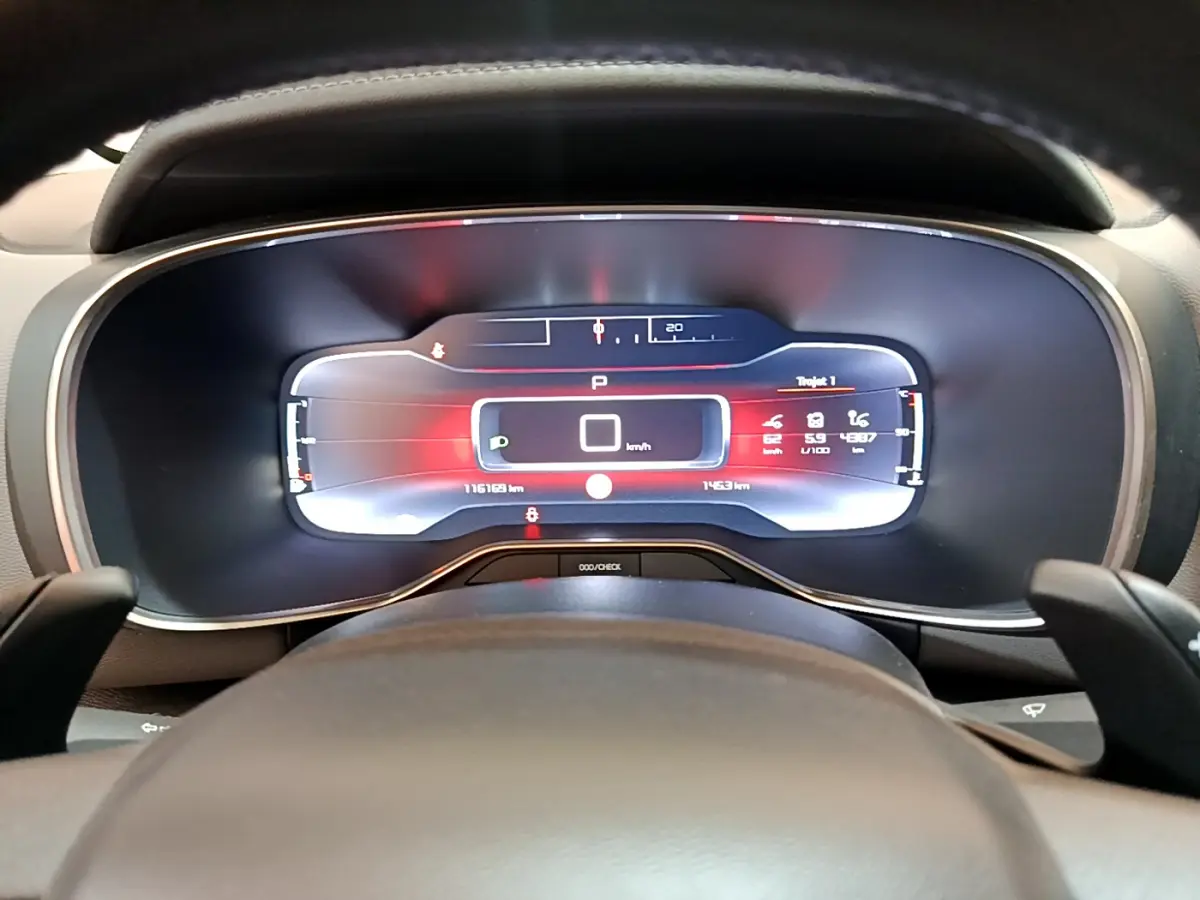 Vue rapprochée du tableau de bord numérique du Citroën C5 Aircross 2020, affichage clair et moderne.