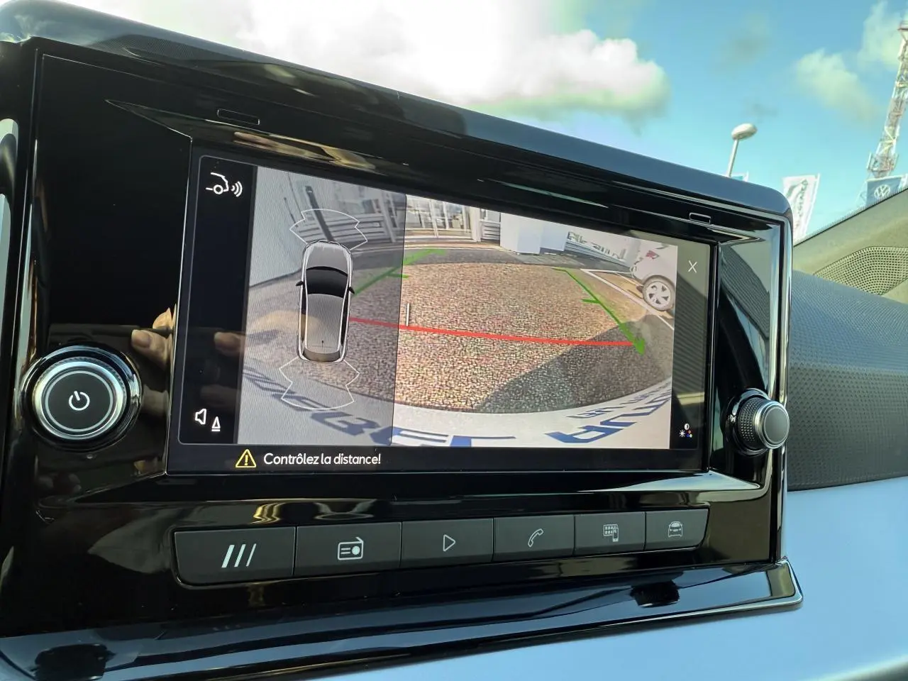 Écran central de la SEAT IBIZA 2024 montrant la caméra de recul avec guidage de trajectoire en stationnement.