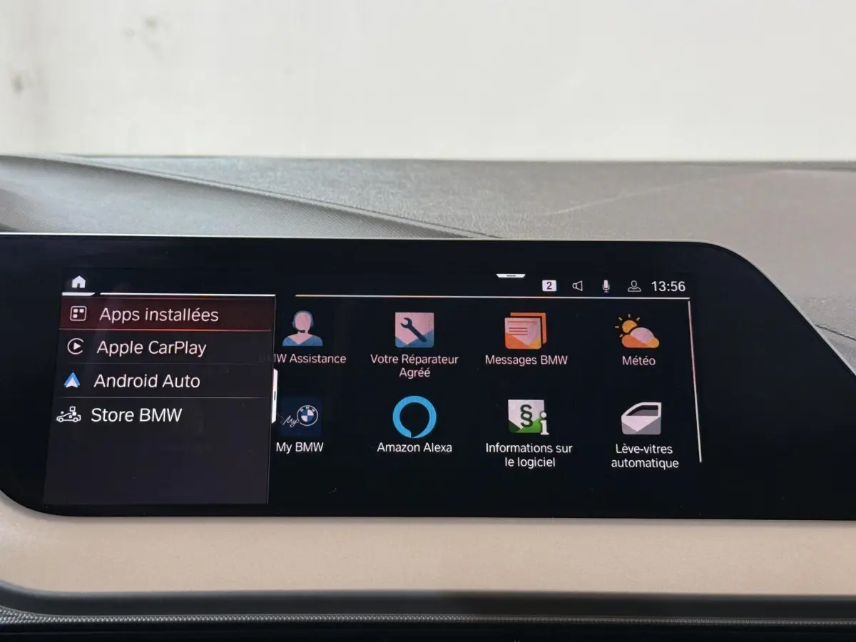 Écran tactile central de la BMW Série 1 116d Business Design 2022 affichant les applications connectées.