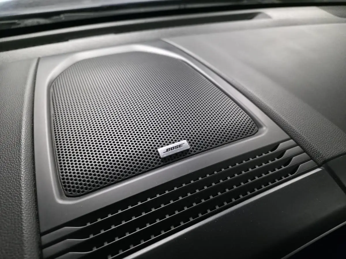Gros plan sur l'enceinte Bose noire intégrée au tableau de bord du Renault Koleos 2017.
