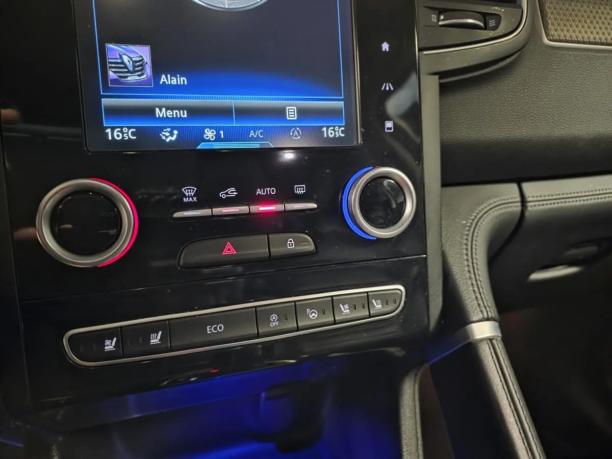 Détail de la console centrale du Renault Koleos bleu 2017 avec commandes climatisation et écran tactile.