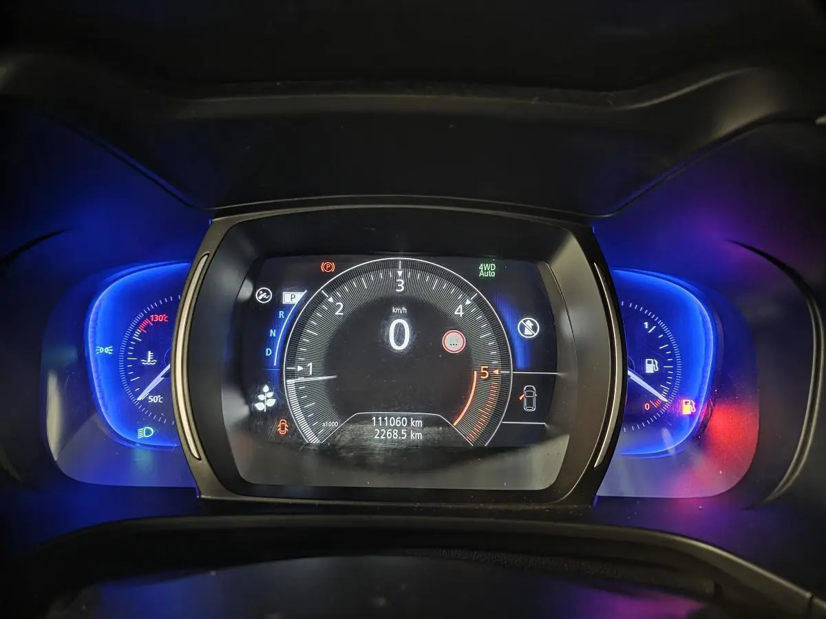 Vue rapprochée du compteur digital bleu et noir du Renault Koleos 2017 avec affichage kilométrique et indicateurs lumineux.