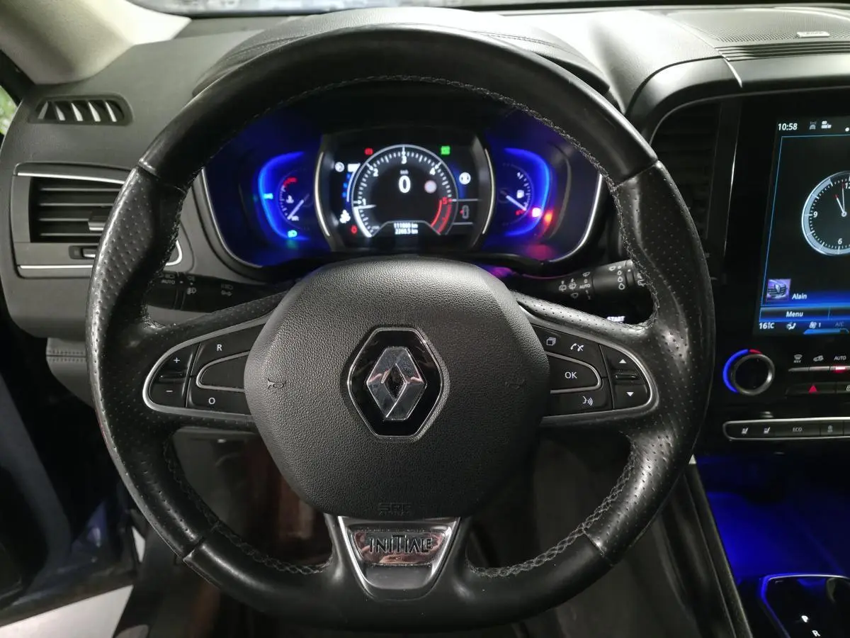 Vue rapprochée du volant cuir noir du Renault Koleos Initiale Paris 2017 avec tableau de bord digital et éclairage bleu.