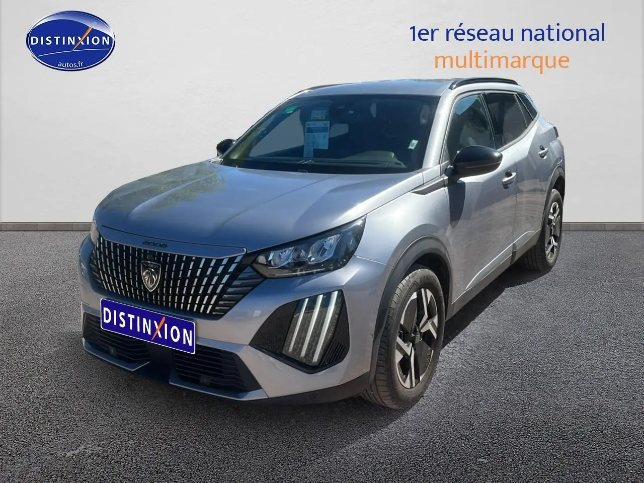 Peugeot 2008 gris artense en 3/4 avant droit avec calandre verticale et feux LED distinctifs.