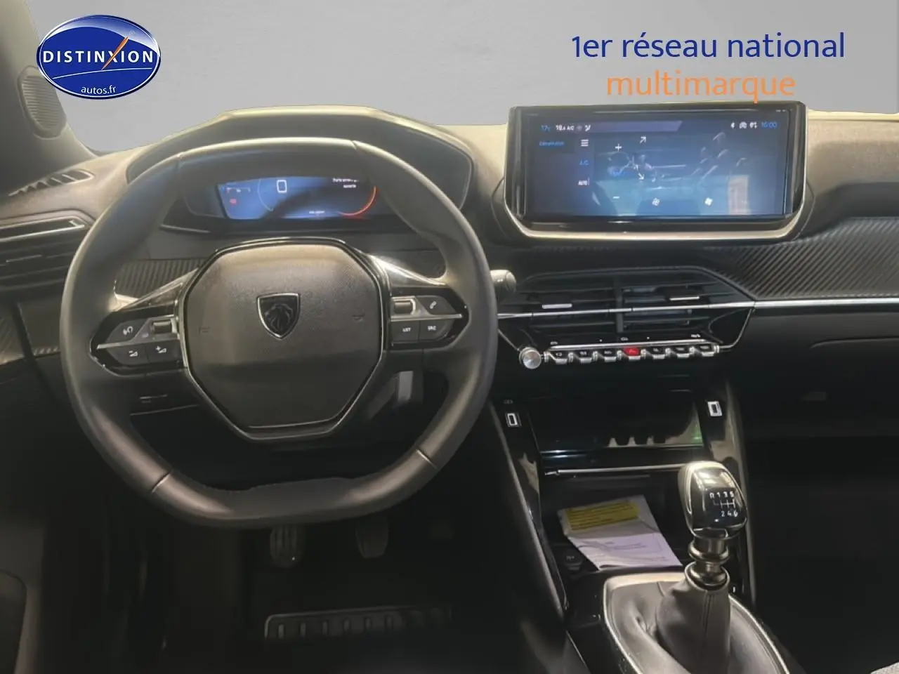Vue intérieure frontale du tableau de bord et volant noir du Peugeot 2008 1.2 100 allure essence 2025.