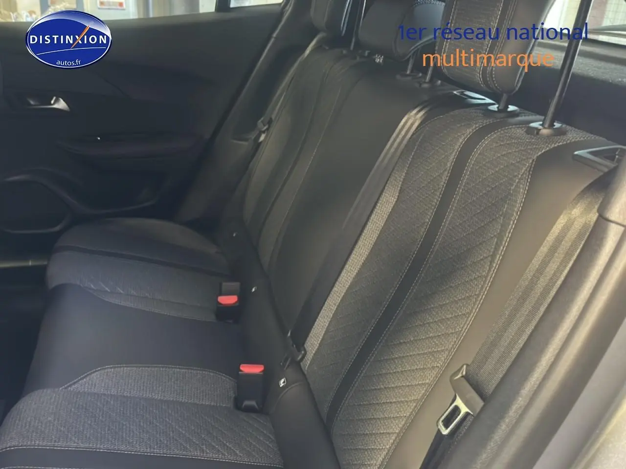 Vue latérale droite de la banquette arrière tissu gris embossé du Peugeot 2008 1.2 100 allure 2025.