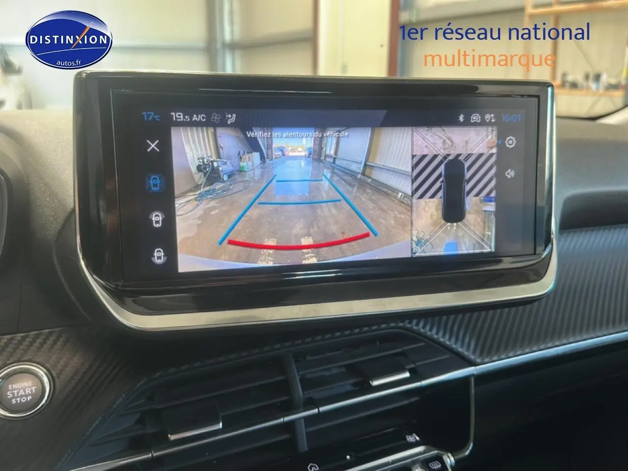 Écran tactile intérieur du Peugeot 2008 2025 montrant la caméra de recul avec vue arrière et vue 360° en garage.