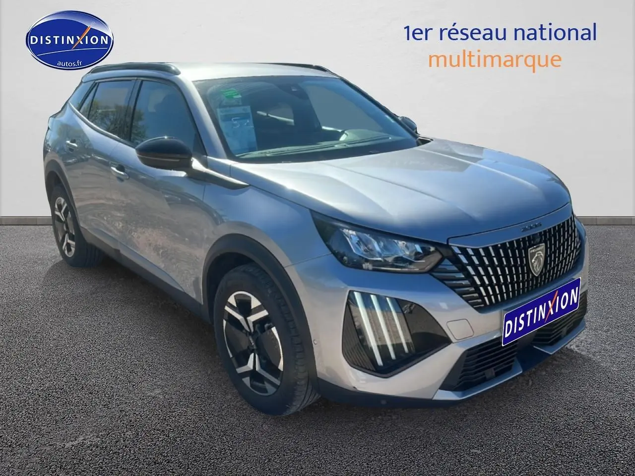 Peugeot 2008 gris artense en 3/4 avant droit, avec calandre distinctive et jantes alliage noires et argentées.