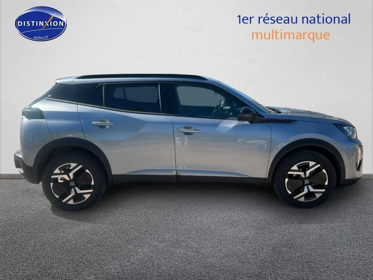 Profil droit du Peugeot 2008 1.2 100 Allure gris Artense avec jantes alu et vitres arrière teintées.