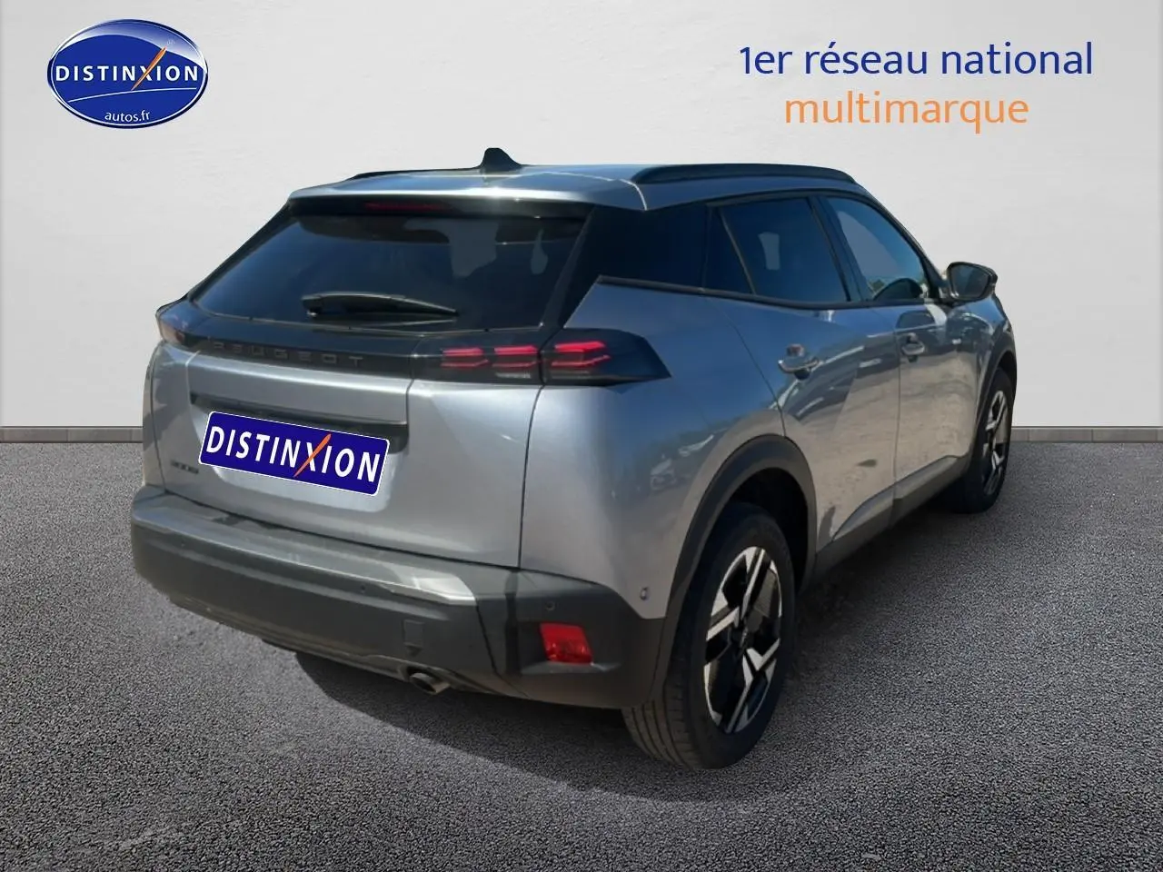 Peugeot 2008 gris artense en 3/4 arrière droit, avec feux arrière LED et jantes alu distinctives.