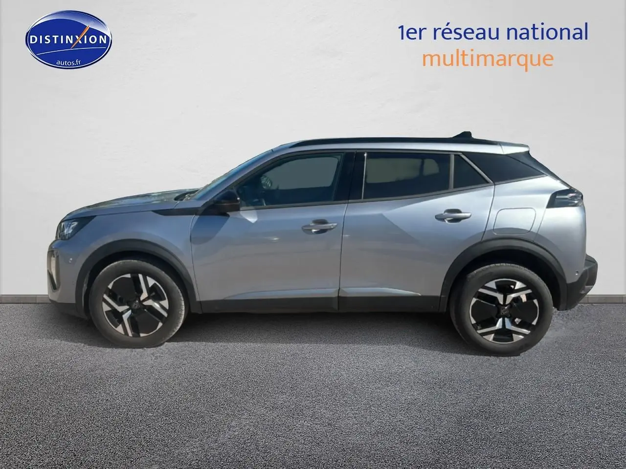 Profil côté gauche du Peugeot 2008 gris artense 2025 avec jantes alliage et vitres teintées.
