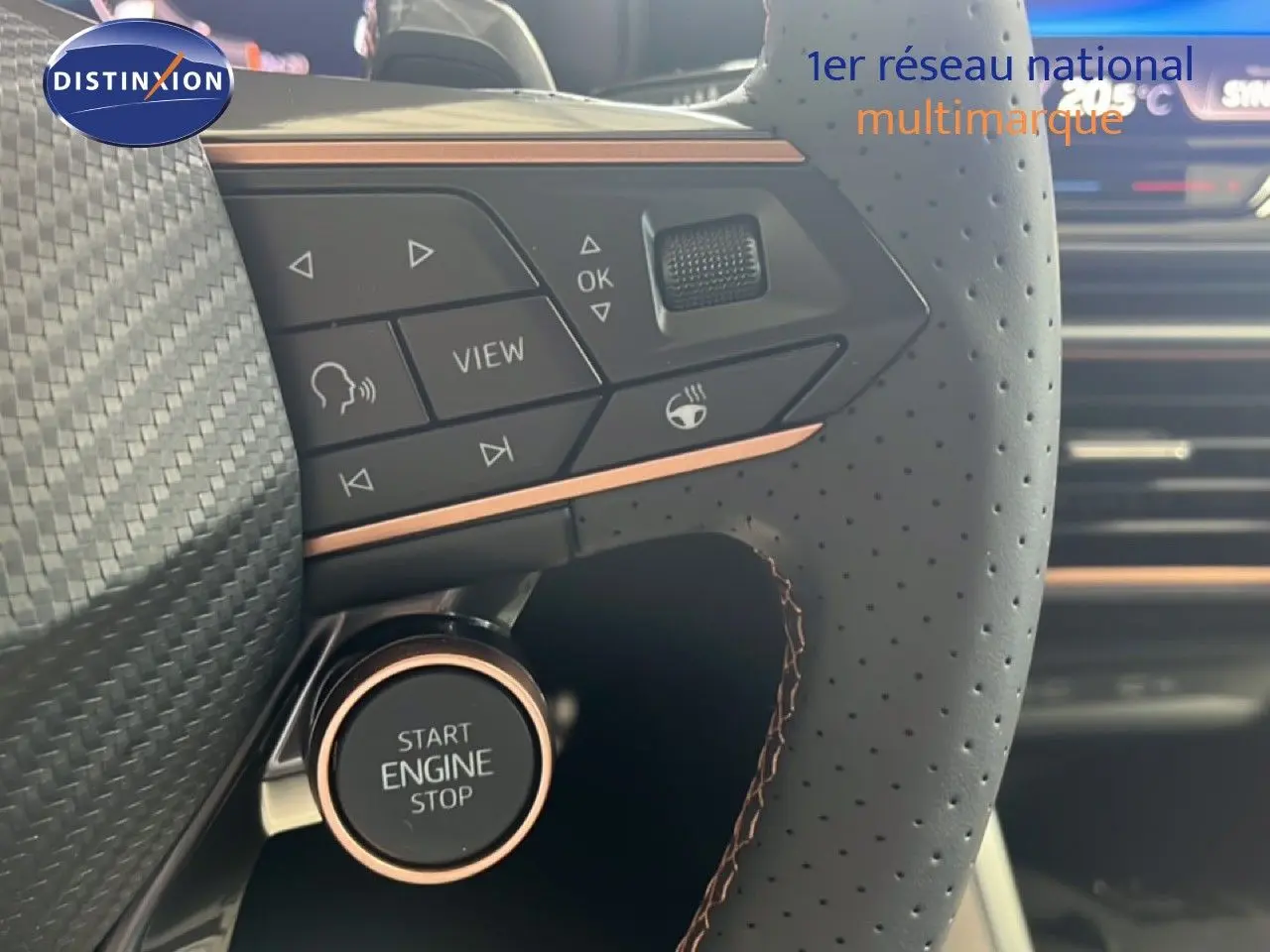 Gros plan sur le volant perforé avec commandes intégrées et bouton start/stop du CUPRA Formentor 1.5 eTSI 2026.