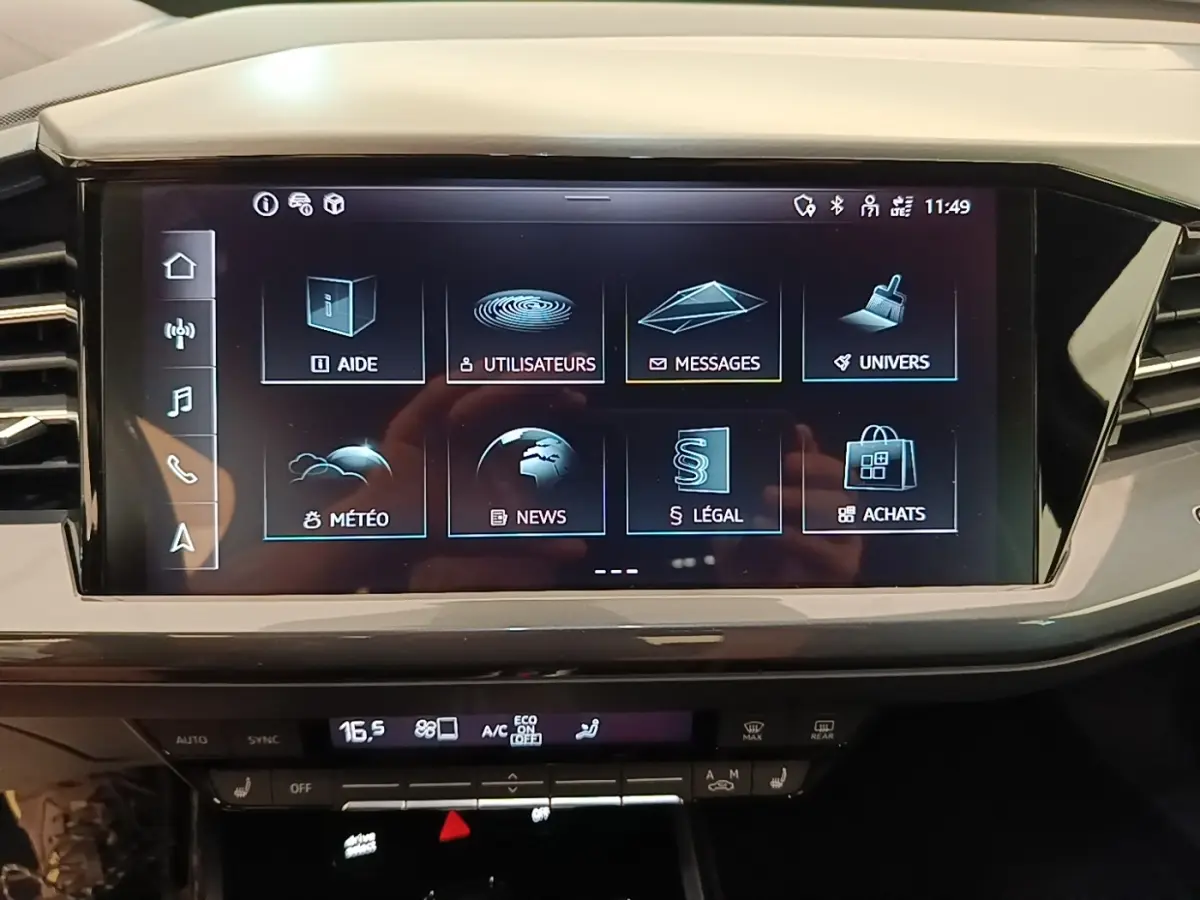Écran tactile central 11,6 pouces affichant le menu principal dans l’habitacle d’un Audi Q4 E-Tron Sportback noir.