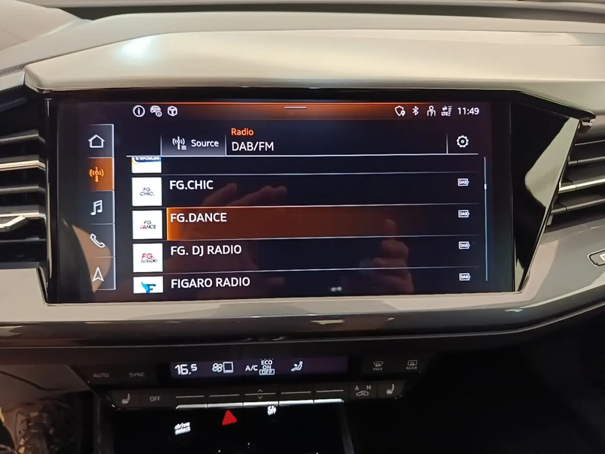 Écran tactile central de 29,5 cm affichant la radio DAB/FM dans l’Audi Q4 E-Tron Sportback noir 2023.