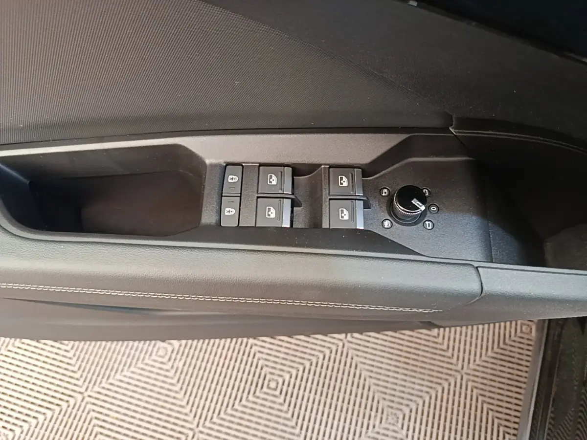 Vue rapprochée des commandes de lève-vitres et réglage des rétroviseurs côté conducteur de l'Audi Q4 E-Tron Sportback noir.