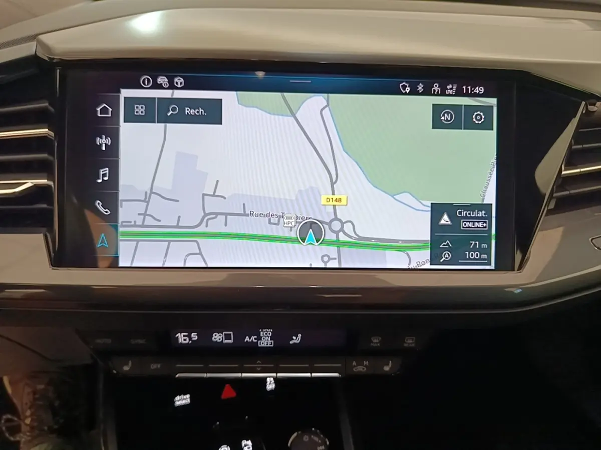 Écran tactile central affichant la navigation dans l’Audi Q4 E-TRON Sportback électrique, intérieur noir.