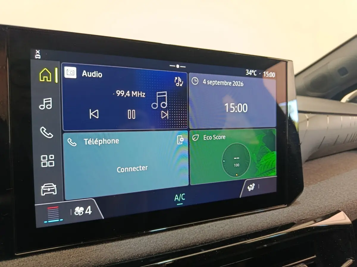 Écran tactile central de la Renault Clio bleu 2026 affichant radio, téléphone, heure et score Eco.