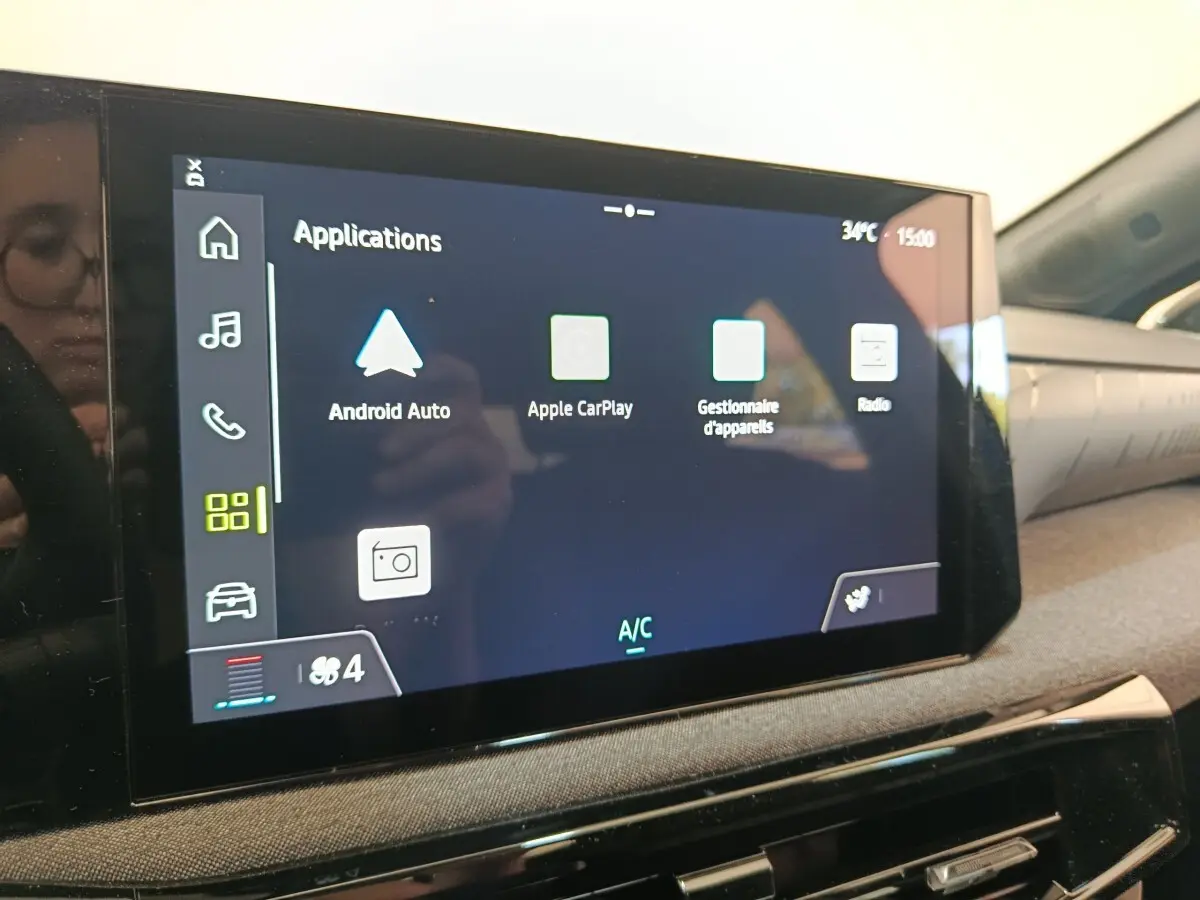 Écran tactile central de la Renault Clio bleu 2026 affichant les applications Android Auto et Apple CarPlay.