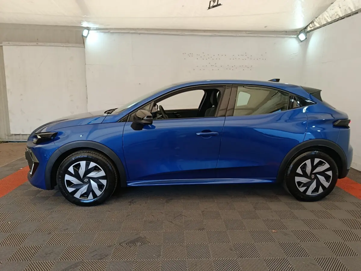 Profil côté gauche de la Renault Clio Evolution TCe 115 bleu, avec jantes au design moderne et lignes fluides.