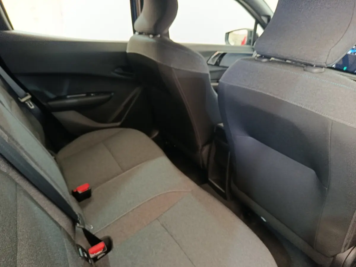 Vue intérieure de la banquette arrière grise de la Renault Clio 2026, avec appuie-têtes et ceintures visibles.