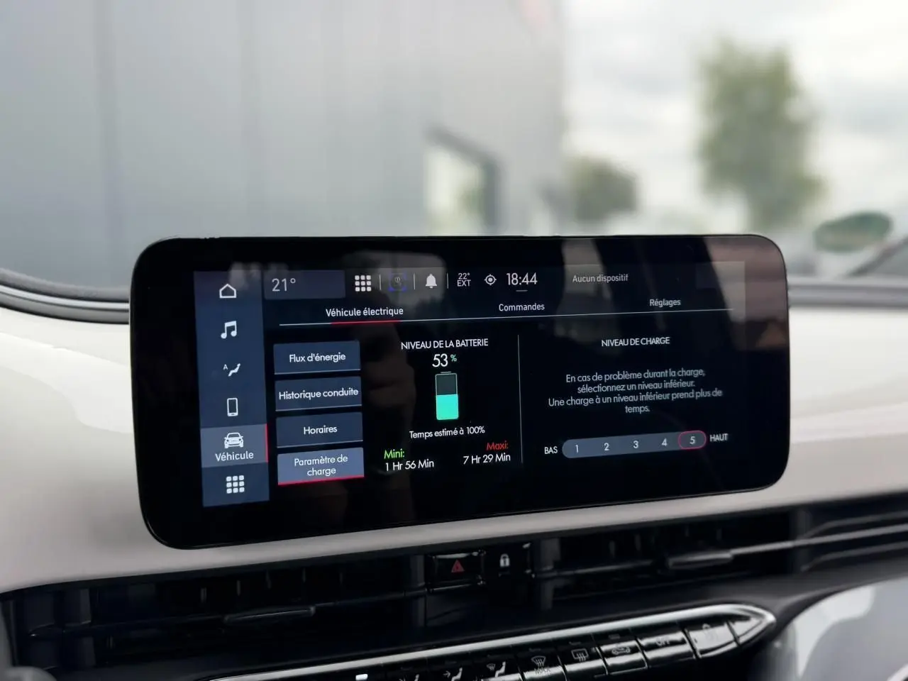 Écran tactile central de la Fiat 500 électrique 2023 affichant le niveau de batterie à 53% sur fond blanc intérieur.