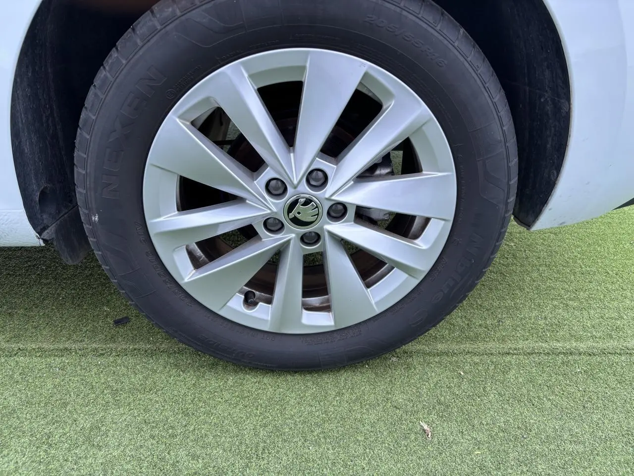 Gros plan sur la jante alliage 16 pouces Sargas Aero argent d'une Skoda Scala blanc glacier, côté avant droit.