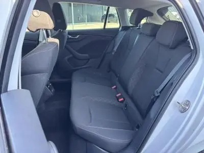 Banquette arrière en tissu gris foncé vue côté gauche de la Skoda Scala Blanc Glacier 2024, intérieur spacieux et moderne.