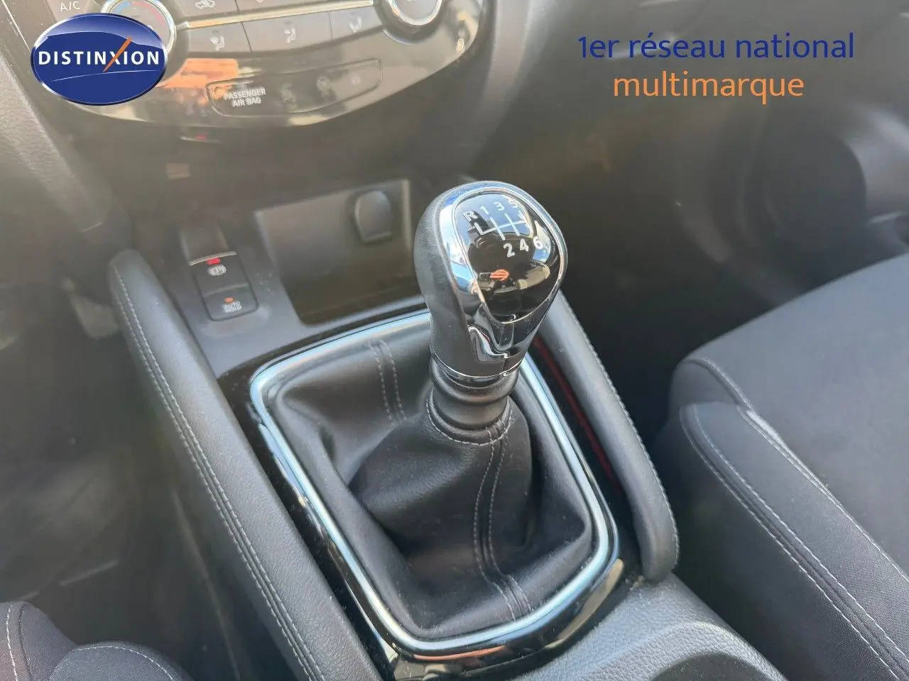 Le levier de vitesses manuel du Nissan Qashqai 1.3 DIG-T 140CH N-Connecta, vue rapprochée de l’intérieur.