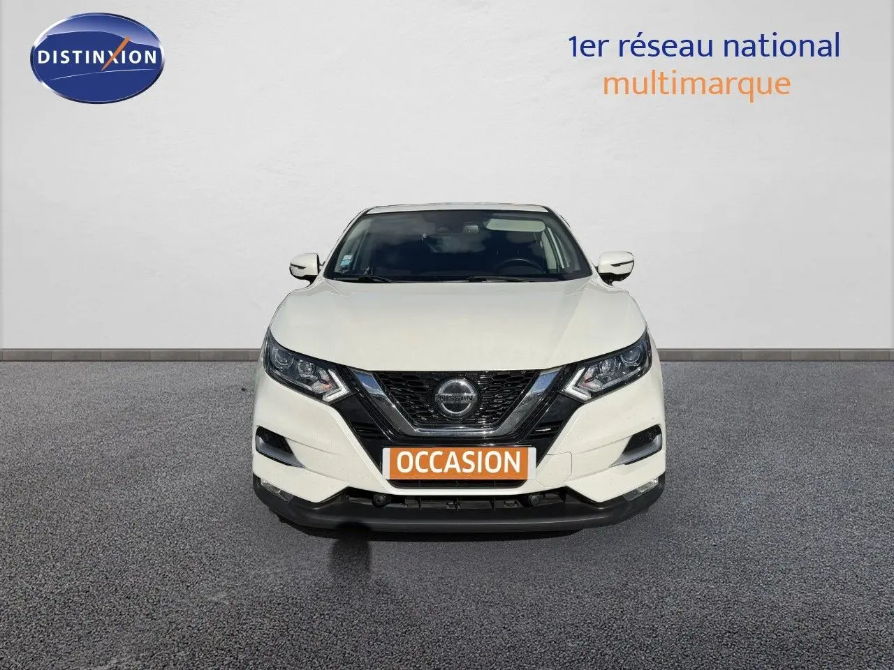 Vue frontale d'un Nissan Qashqai blanc nacré 2019 avec calandre noire et plaque "OCCASION" orange.