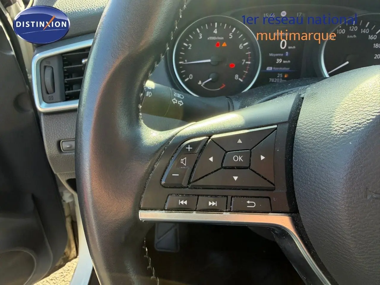 Gros plan sur le volant côté gauche du Nissan Qashqai blanc nacré 2019, avec commandes multifonctions visibles.