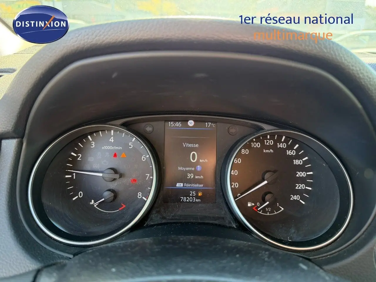 Vue rapprochée du tableau de bord du Nissan Qashqai blanc nacré, affichant compte-tours, vitesse et jauge carburant.