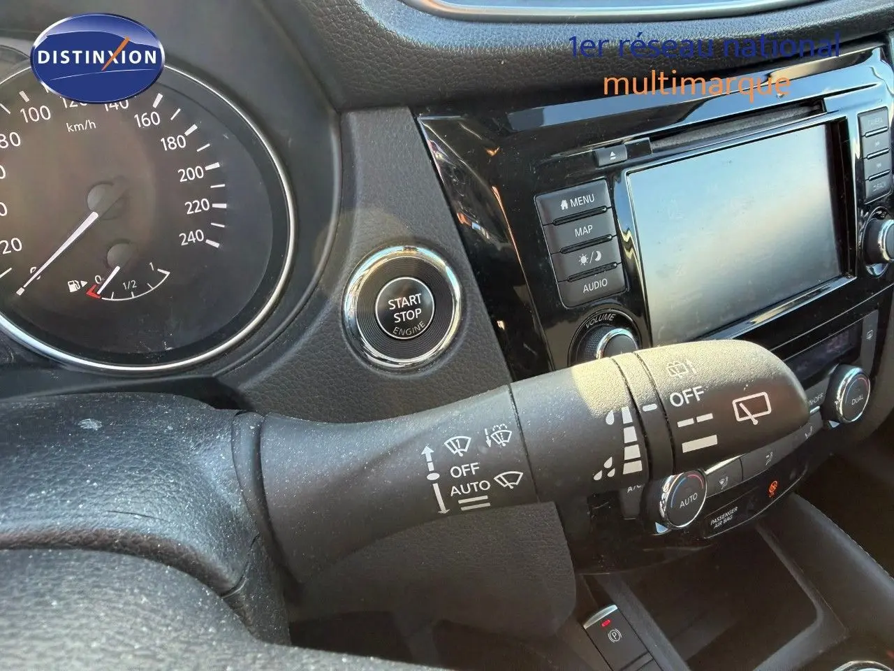 Vue rapprochée de l'intérieur du Nissan Qashqai 2019, montrant le bouton start/stop et la commande d'essuie-glace.