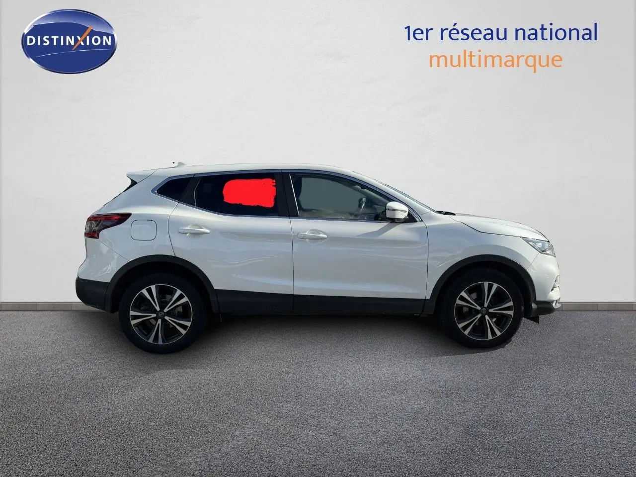 Vue de profil côté gauche d'un Nissan Qashqai blanc nacré 2019 avec jantes alliage bicolores.
