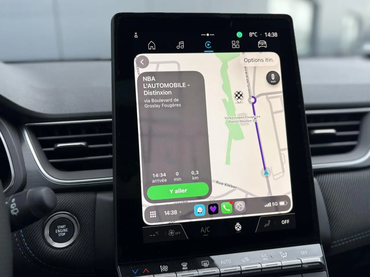 Vue rapprochée de l’écran tactile central du Renault Captur 2025 affichant la navigation GPS et le bouton Start Engine Stop.