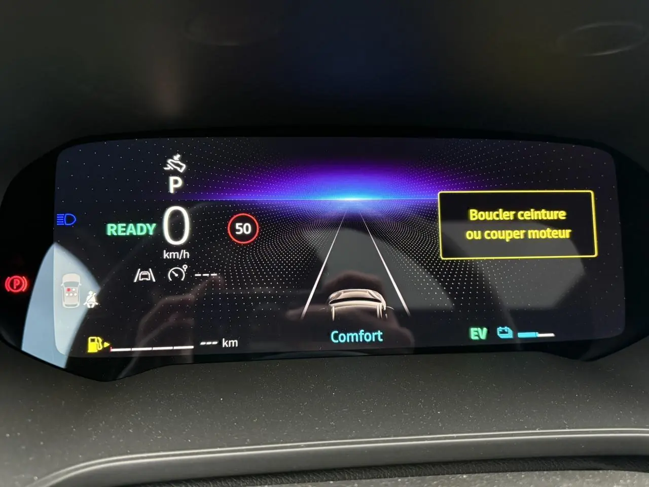 Tableau de bord numérique 10 pouces du Renault Captur 2025 affichant la vitesse, mode Confort et alertes de sécurité.