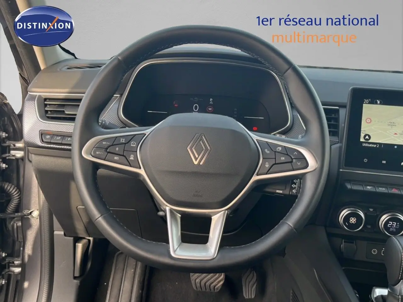 Vue intérieure centrée sur le volant noir du Renault Arkana 2025 avec tableau de bord digital et écran tactile.