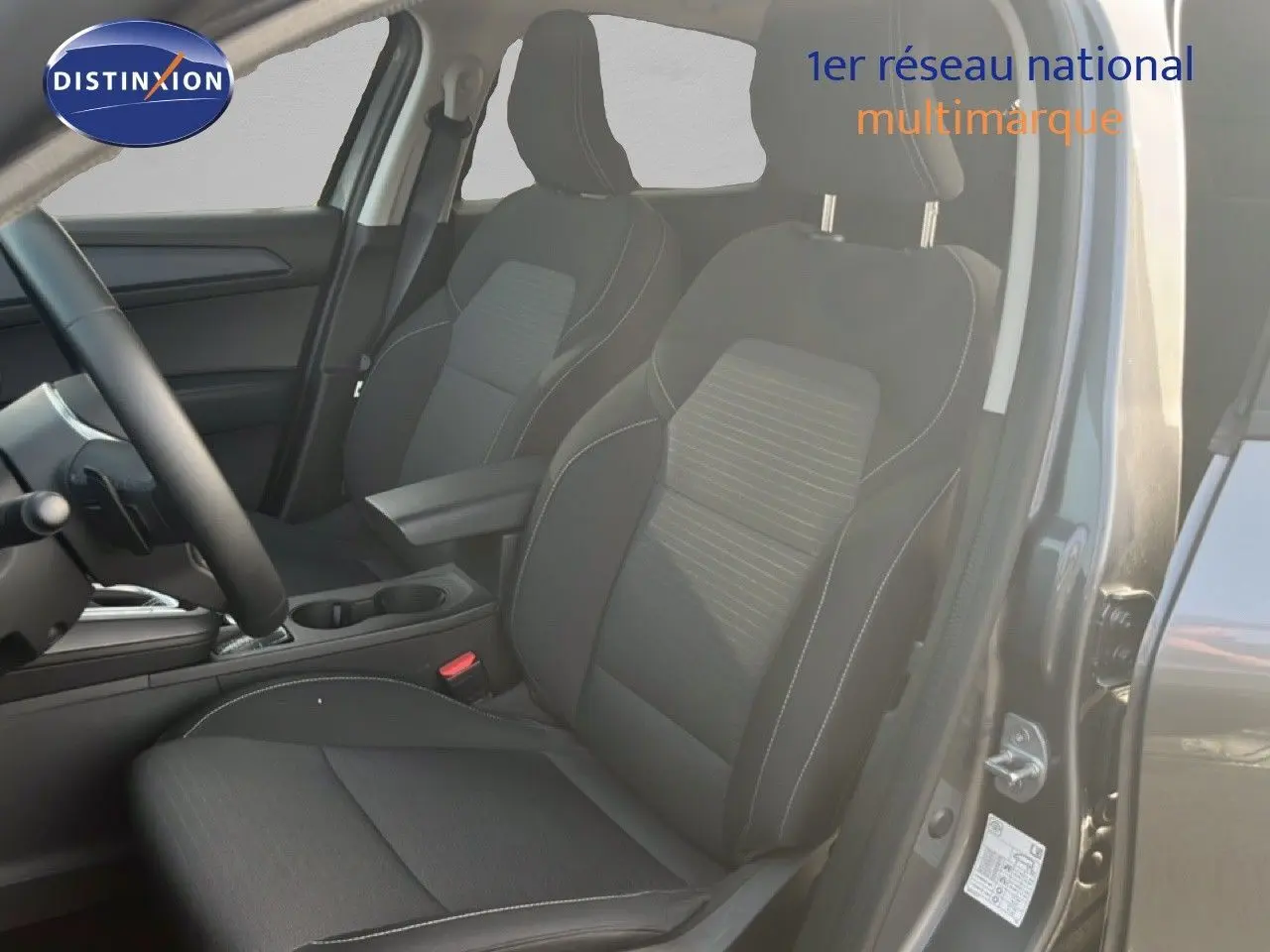 Vue intérieure côté gauche sur les sièges avant noirs du Renault Arkana gris Cassiopée Métal 2025, version hybride.