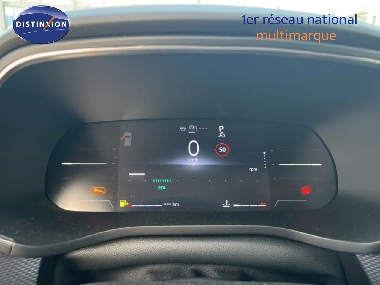 Vue rapprochée du tableau de bord numérique du Renault Arkana gris Cassiopée Métal 2025, affichant la vitesse à 0 km/h.