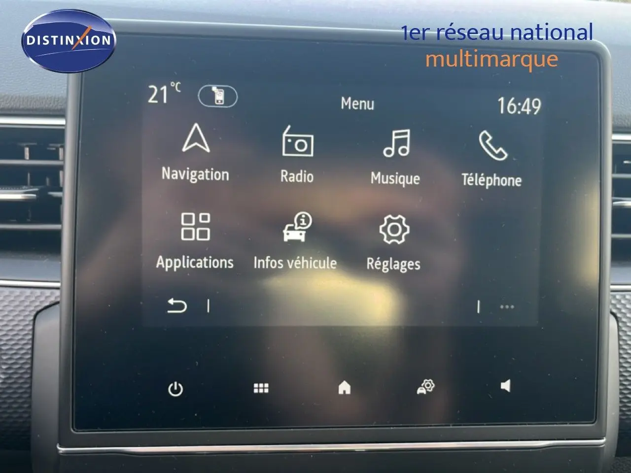 Écran tactile central du Renault Arkana 2025 affichant le menu principal avec navigation, radio et téléphone.