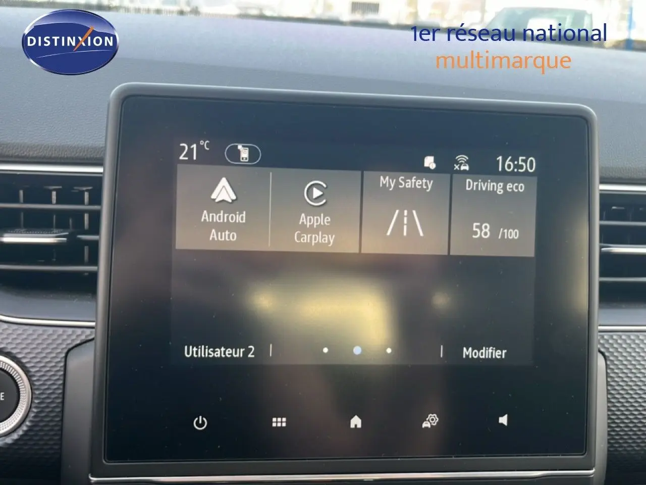Écran tactile central du Renault Arkana 2025 affichant Android Auto, Apple Carplay et indicateurs de conduite eco.