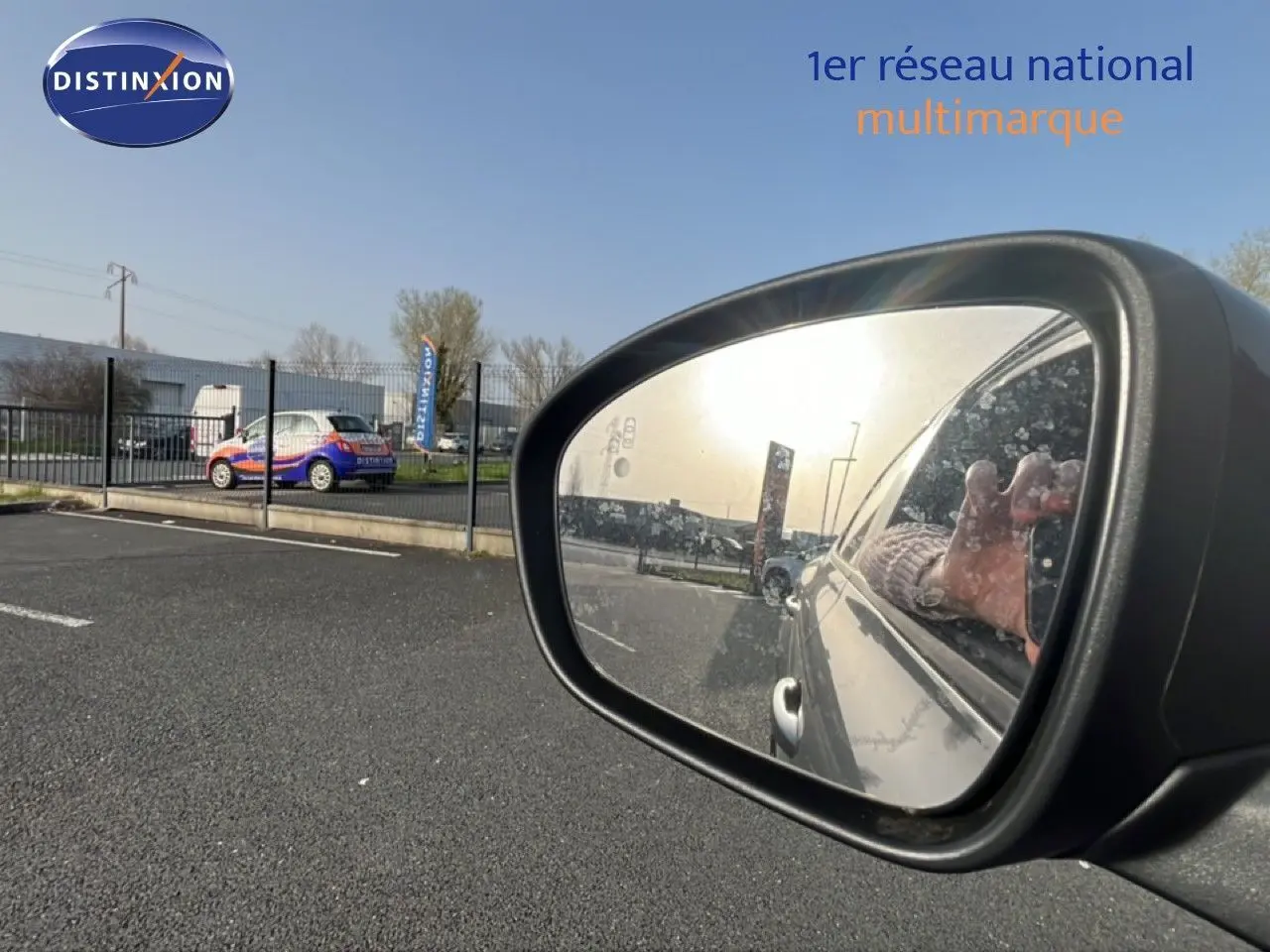 Rétroviseur côté droit reflétant la carrosserie gris cassiopée métal du Renault Arkana 2025 en extérieur.